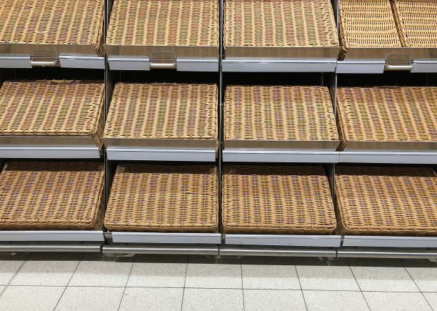 清空超市里的货架。零售商店的设备图片下载