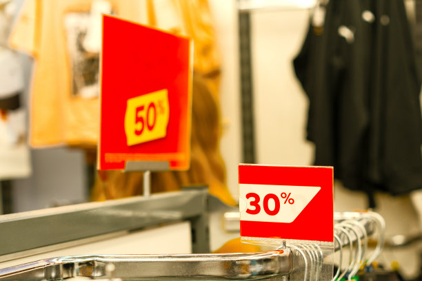 在一家时装商店的展示橱窗里有30%的销售标志图片下载