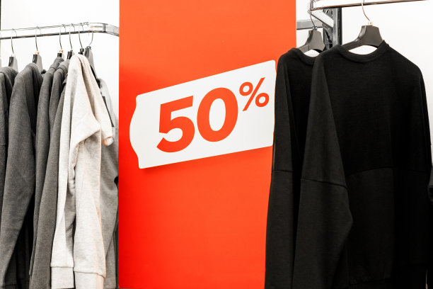 在一家时装商店的展示橱窗里打出了50%的促销标志图片下载