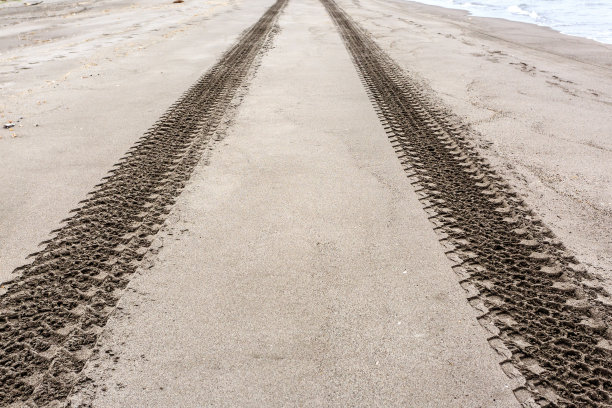 沙滩上的轮胎或轮胎印。俄罗斯堪察加半岛。近距离图像图片下载