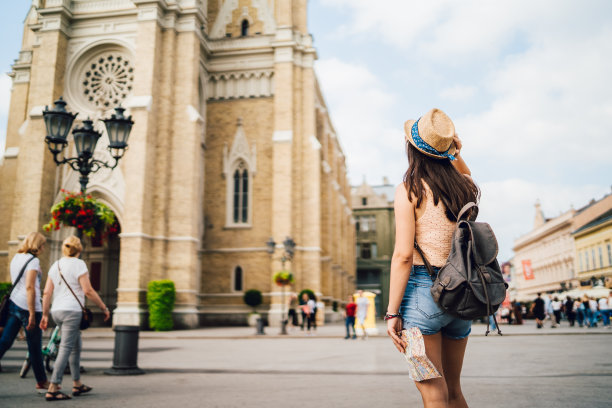 女性旅游探险城市图片下载