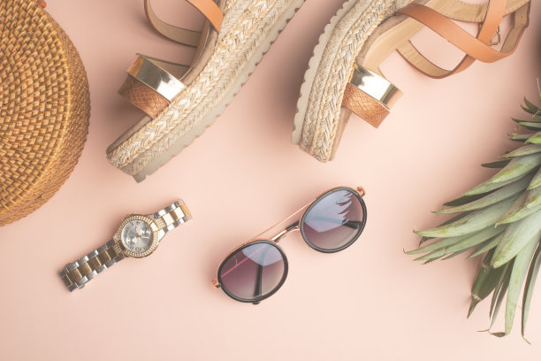 夏日背景配柳条时尚包，还有女式夏日鞋、菠萝太阳镜、手表等。夏日时尚，假日概念。飞。在一个灯光背景，水平照片图片下载