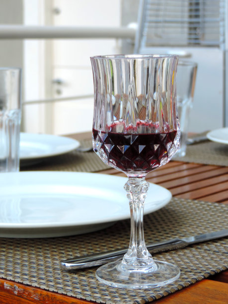 一个酒杯图片下载