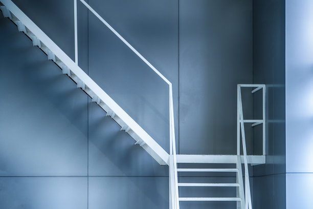 大楼旁边的白色铁楼梯图片下载