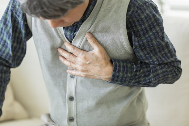 老人用手捂着胸口图片下载