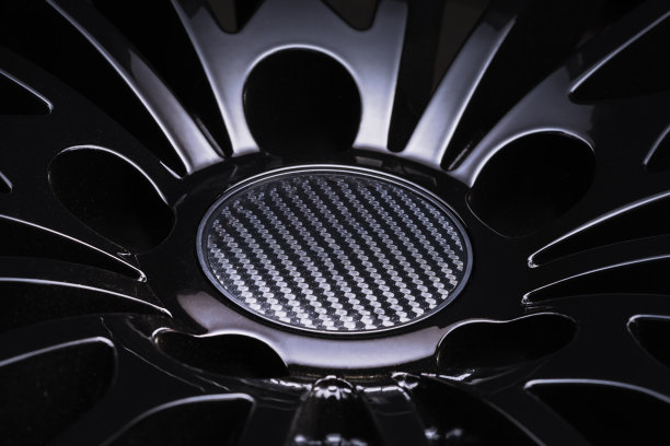 新的豪华黑色合金车轮，运动与薄辐条和碳帽，近距离上的黑色背景。图片下载