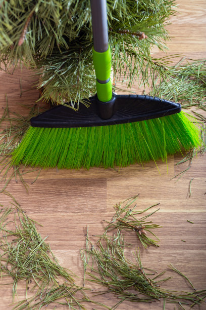 圣诞树上散落的松针图片下载