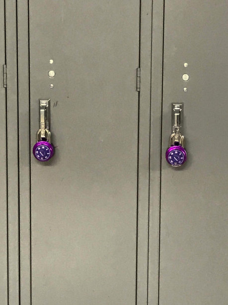 更衣室里锁着的图片下载