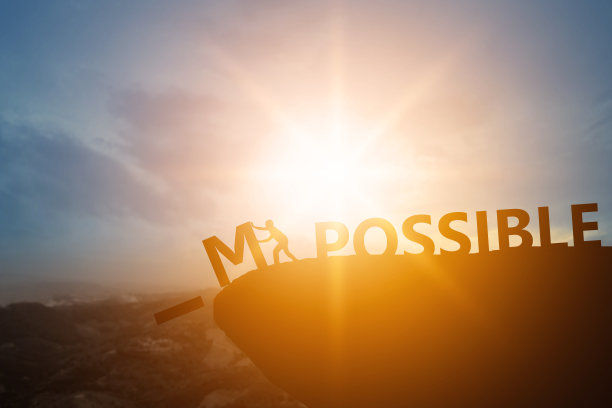 剪影人的成功和机遇不可能的文本在日落悬崖上，可以和发展的理念图片下载