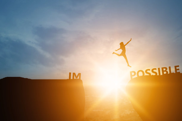 剪影人的成功和机遇不可能的文本在日落悬崖上，可以和发展的理念图片下载