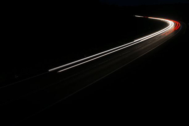 夜晚的车灯图片下载