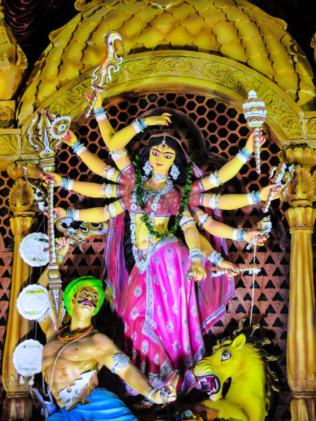 杜尔迦普迦节期间的印度女神杜尔迦的偶像。图片下载