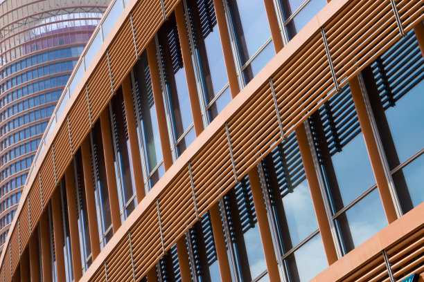 现代建筑抽象的背景，蓝色的窗户，红色的栏杆图片下载