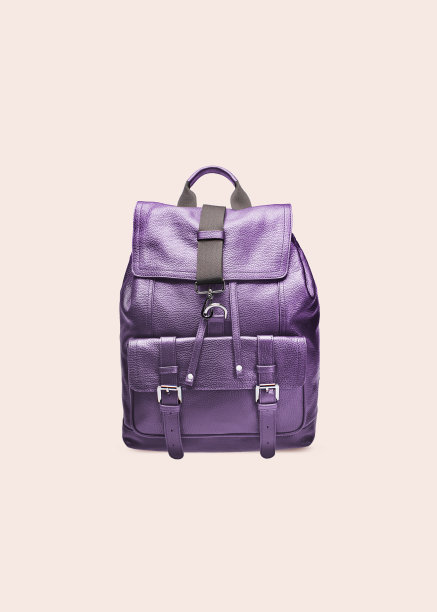 背包与剪切路径在一个柔和的背景图片下载