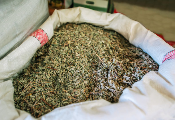 干绿茶在香料店是装在大袋子里的。图片下载