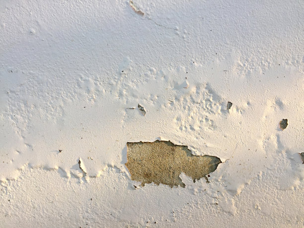 水泥墙开裂，水泥地面灰白色。图片下载