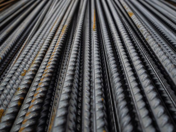 钢筋在工地上折叠。用于混凝土加固的生锈的钢筋图片下载