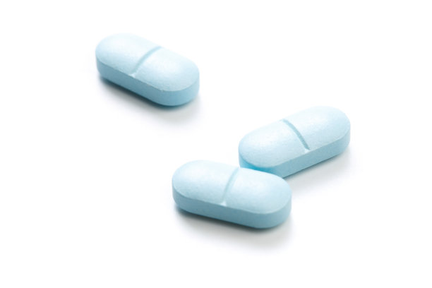 蓝色药片孤立在白色背景-图像图片下载