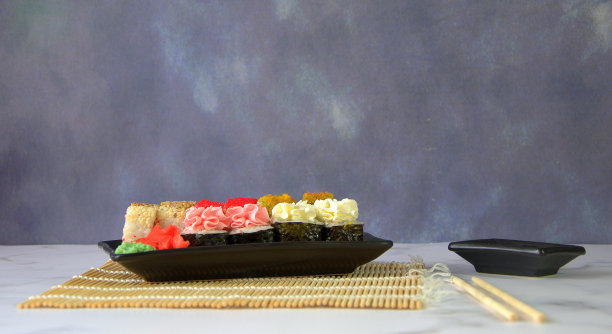 传统的日本食物，一套寿司，生姜和芥末放在竹席上，筷子和一碗酱油。特写镜头。图片下载