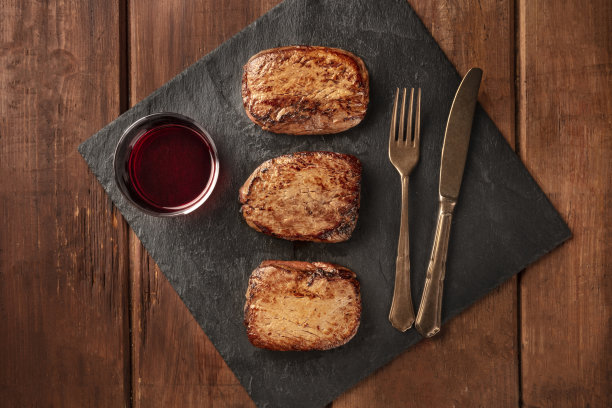 黑石板上的牛排和红酒，头顶上的照片图片下载