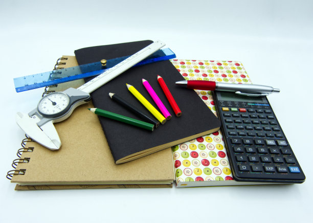 不同的学校用品隔离在白色。回到学校图片下载