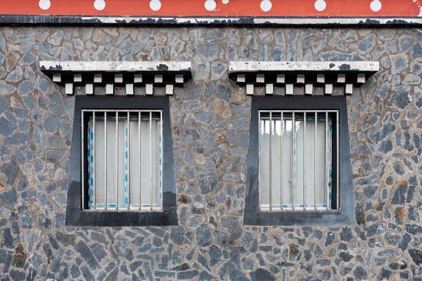 老房子，灰色砖房，窗户上用钢图片下载