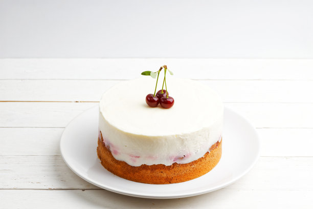 白色木桌上的自制樱桃派配精致的酸奶馅图片下载