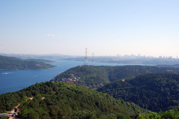 硬币操作的景观双筒望远镜从非常高的高度看海的观点。图片下载