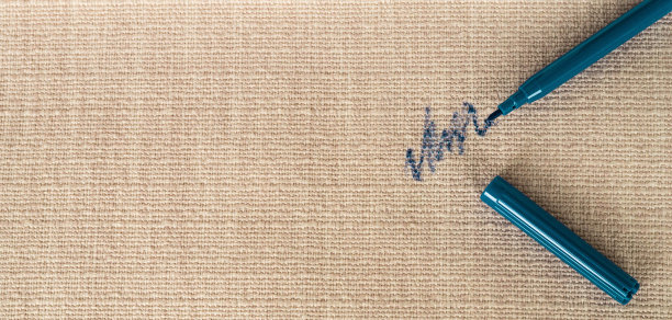 用彩色铅笔在沙发上画的布料。清洗的概念图片下载