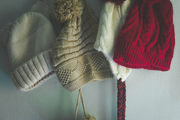 一排排不同种类的帽子映衬着白色的背景，寒假咖啡休息对象的概念形象图片下载