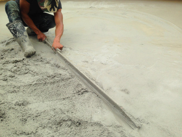 梅森正在给地板涂水泥。铺装ไป地板及装饰表面。图片下载