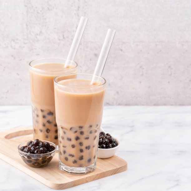 大理石桌上木托盘里的珍珠奶茶素材图片