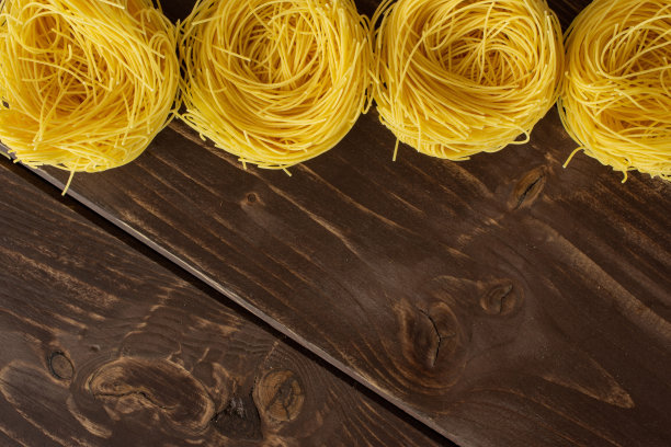 棕色木头上的天使发面图片下载