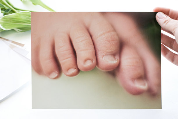 打印照片和茉莉花。父母关于童年的记忆。新生儿的腿图片下载