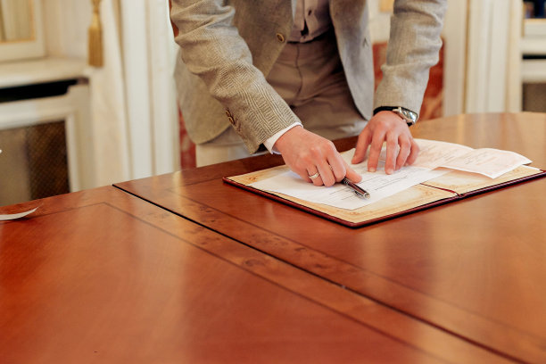 时尚奢华的新郎和新娘身着复古礼服在婚礼招待会上签署结婚正式文件登记图片下载