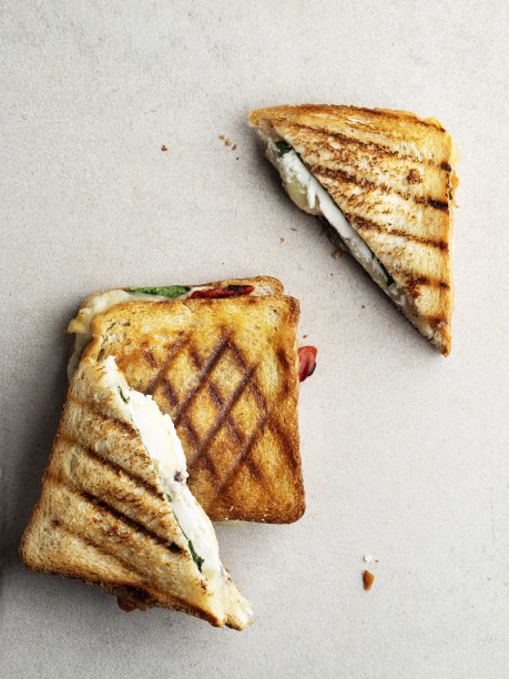 蔬菜奶酪三明治堆叠，烤三明治图片下载