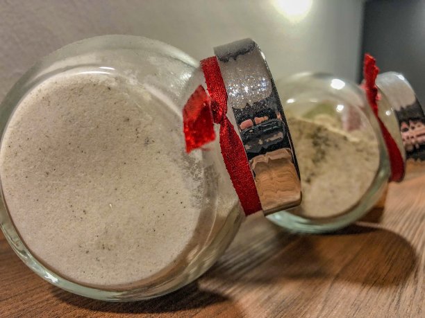 装满香料的托盘图片下载