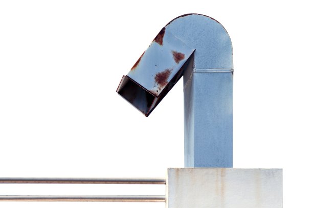 工业工厂的烟囱、烟道、烟囱孤立在白色背景上图片下载