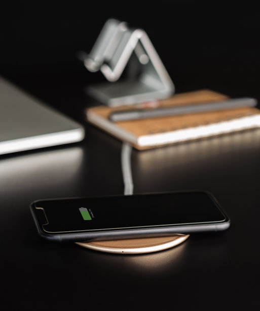 手机用无线充电器充电图片下载