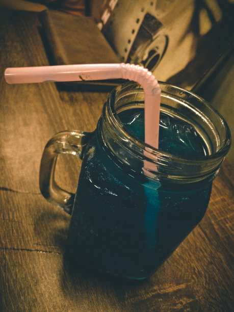 只是一杯蓝色的饮料图片下载