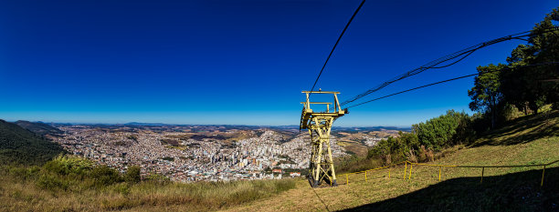城市的全景照片Poços德卡尔达斯，米纳斯吉拉斯州-巴西，从山顶与蓝天在阳光明媚的一天图片下载