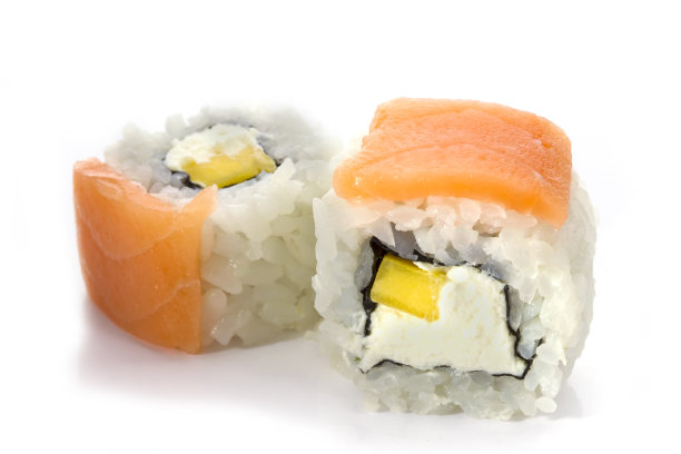寿司卷日本食物孤立在白色的背景。日本餐厅的菜单。两份寿司配红鲑鱼和三文鱼特写图片下载