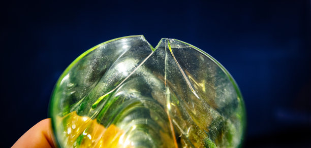 男人手里拿着碎玻璃图片下载