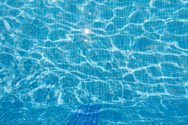 蓝色瓷砖游泳池的景色图片下载