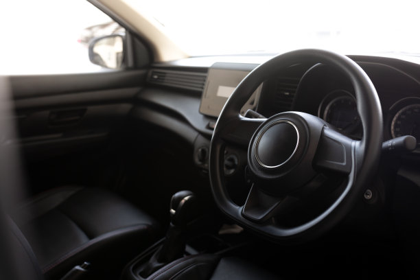 高级轿车的真皮多功能方向盘。安装在方向盘下的控制开关附加功能。方向盘。图片下载