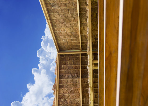 竹结构，草屋顶，蓝天白云。图片下载