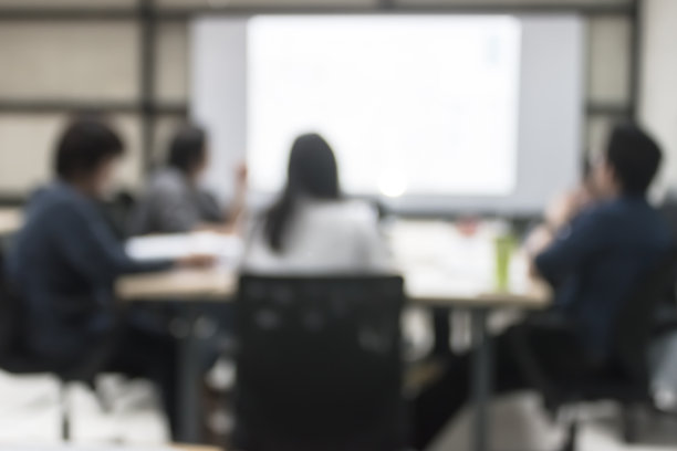 模糊办公室会议背景商务人员工作组在会议室的讨论图片下载