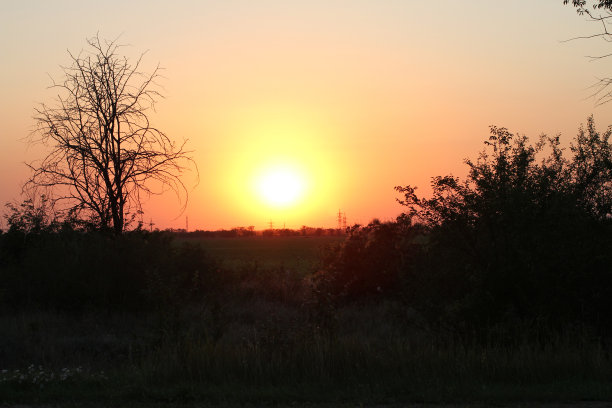 乌克兰南部大草原上的日落。图片下载