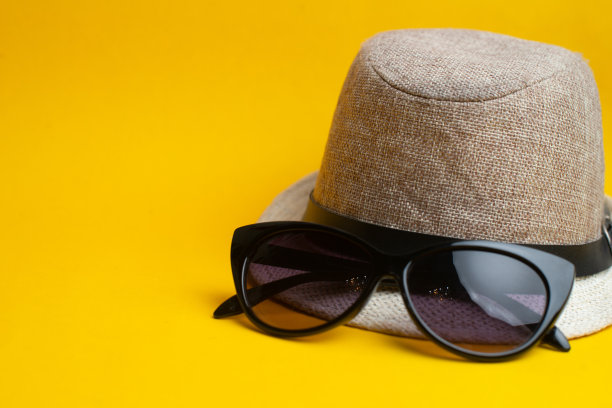 夏季饰品，巴拿马草帽和太阳眼镜的黄色背景。暑假和海的概念。Copyspace文本。图片下载