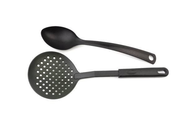 白色背景上的黑色厨房抹刀和汤匙用具图片下载